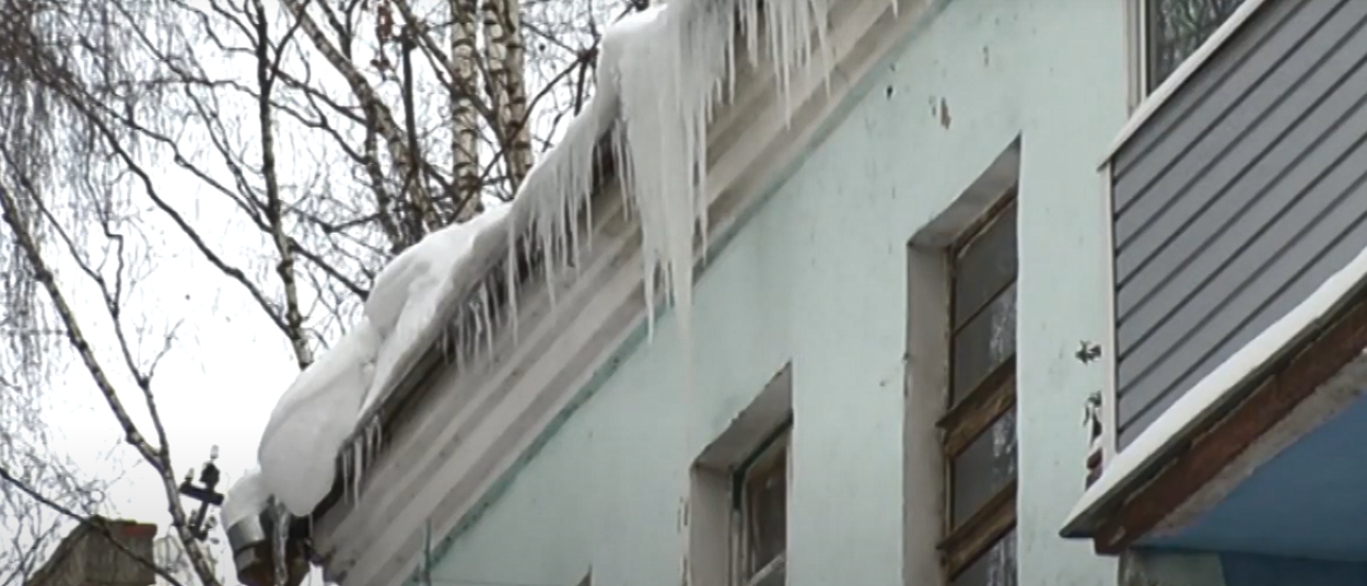 Падение снега с крыши. Снег на здании. Падение льда с крыши. Глыба льда упала на ребенка.